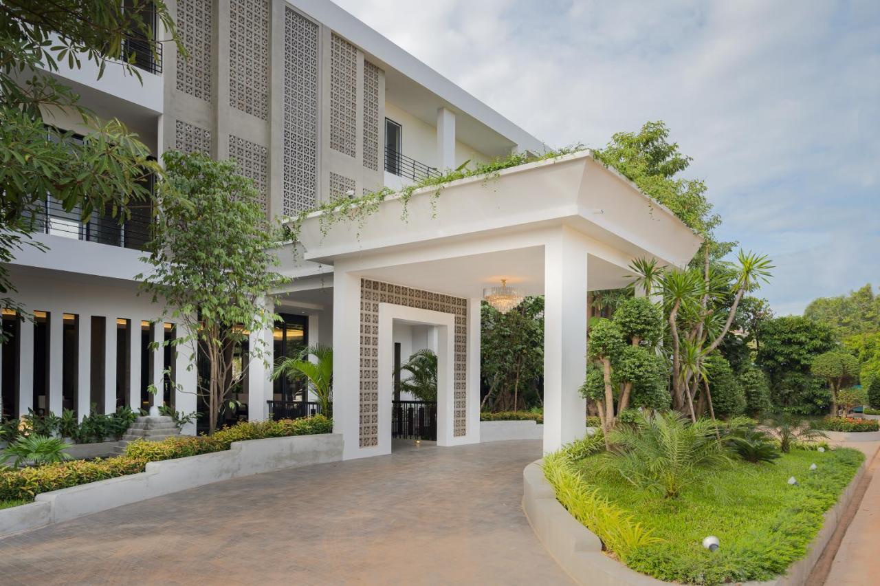 Eightfold Urban Resort Сием Реап Екстериор снимка The hotel's entrance